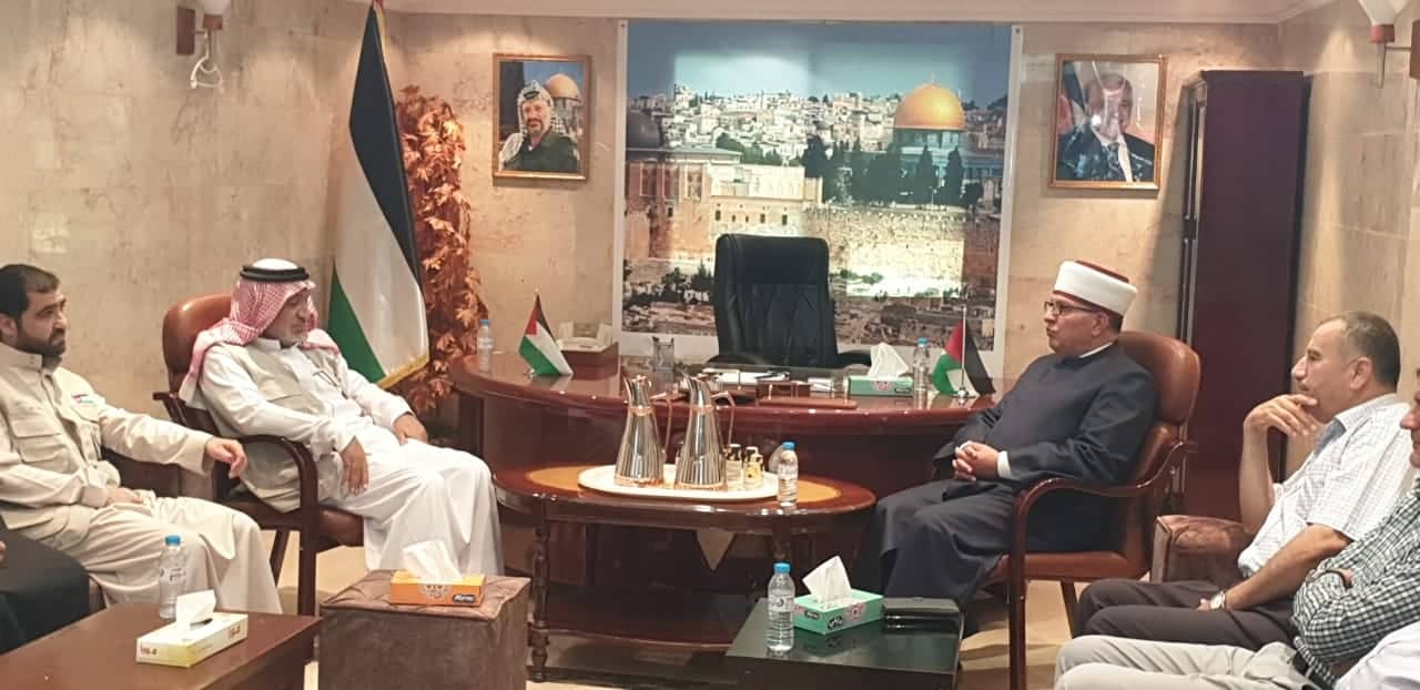 وزير الأوقاف والشؤون الدينية الشيخ حاتم البكري خلال لقائه نظيره الأردني محمد الخلايلة في مكة المكرمة